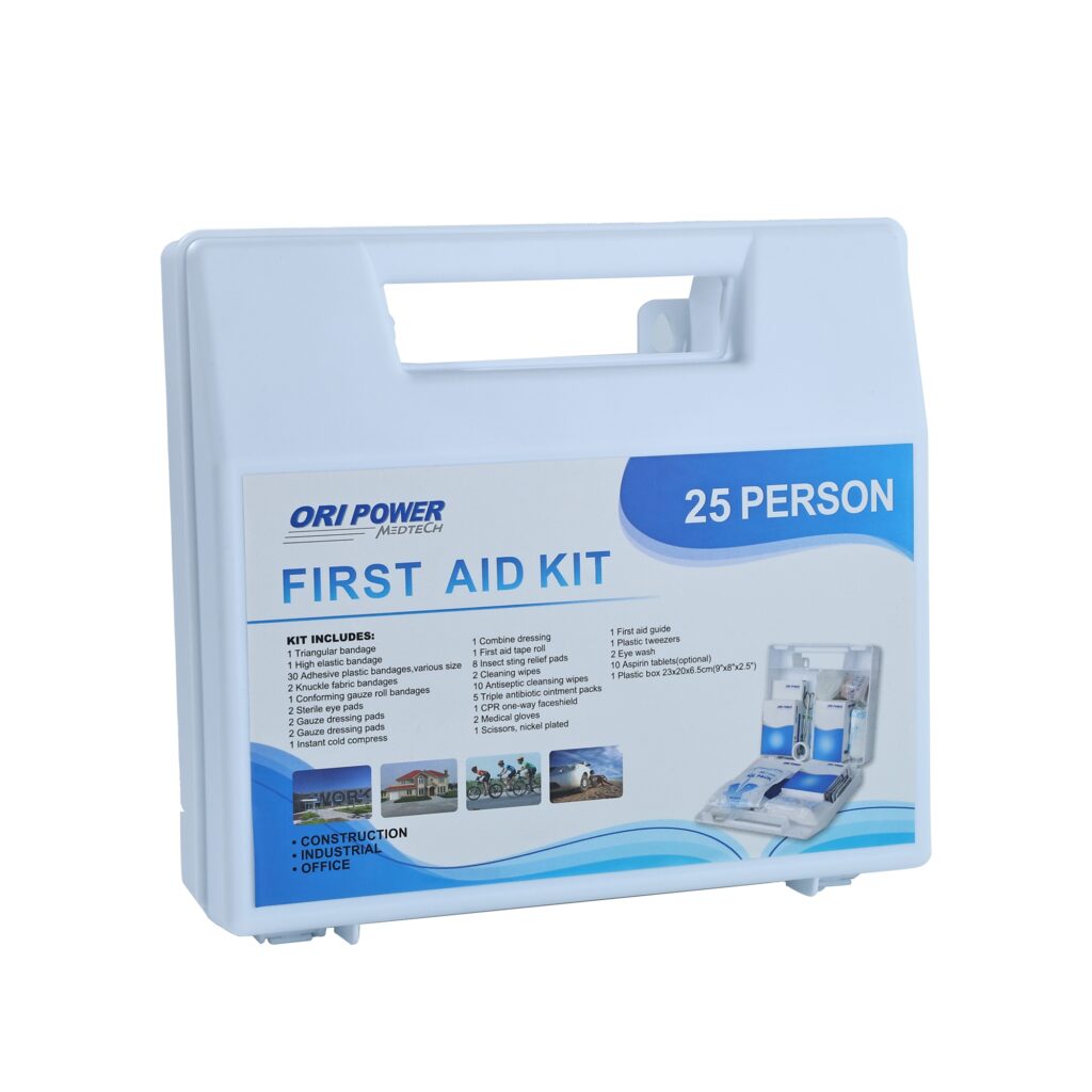 Um kit de primeiros socorros com uma caixa de plástico e um recipiente de plástico branco, organizado para facilitar o acesso a suprimentos médicos.